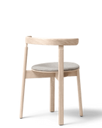 Form & Refine Lunar Chair เก้าอี้ไม้โอ๊คพนักพิงโค้งชิ้นเดียว โครง X-shape เบานั่งสบาย มีทั้งรุ่นไม้และรุ่นหุ้มผ้า Hallingdal ดีไซน์นอร์ดิกร่วมสมัย