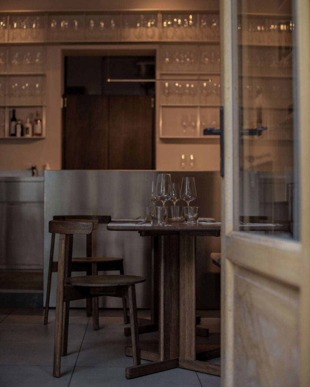 Form & Refine Lunar Chair เก้าอี้ไม้โอ๊คพนักพิงโค้งชิ้นเดียว โครง X-shape เบานั่งสบาย มีทั้งรุ่นไม้และรุ่นหุ้มผ้า Hallingdal ดีไซน์นอร์ดิกร่วมสมัย