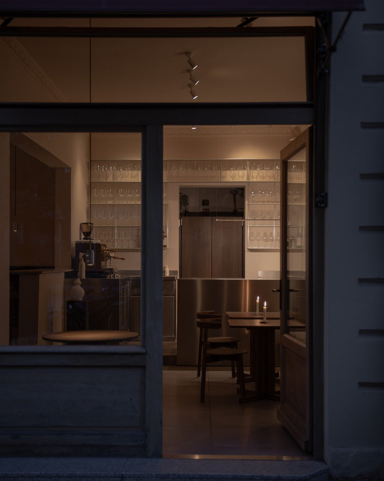 Form & Refine Lunar Chair เก้าอี้ไม้โอ๊คพนักพิงโค้งชิ้นเดียว โครง X-shape เบานั่งสบาย มีทั้งรุ่นไม้และรุ่นหุ้มผ้า Hallingdal ดีไซน์นอร์ดิกร่วมสมัย