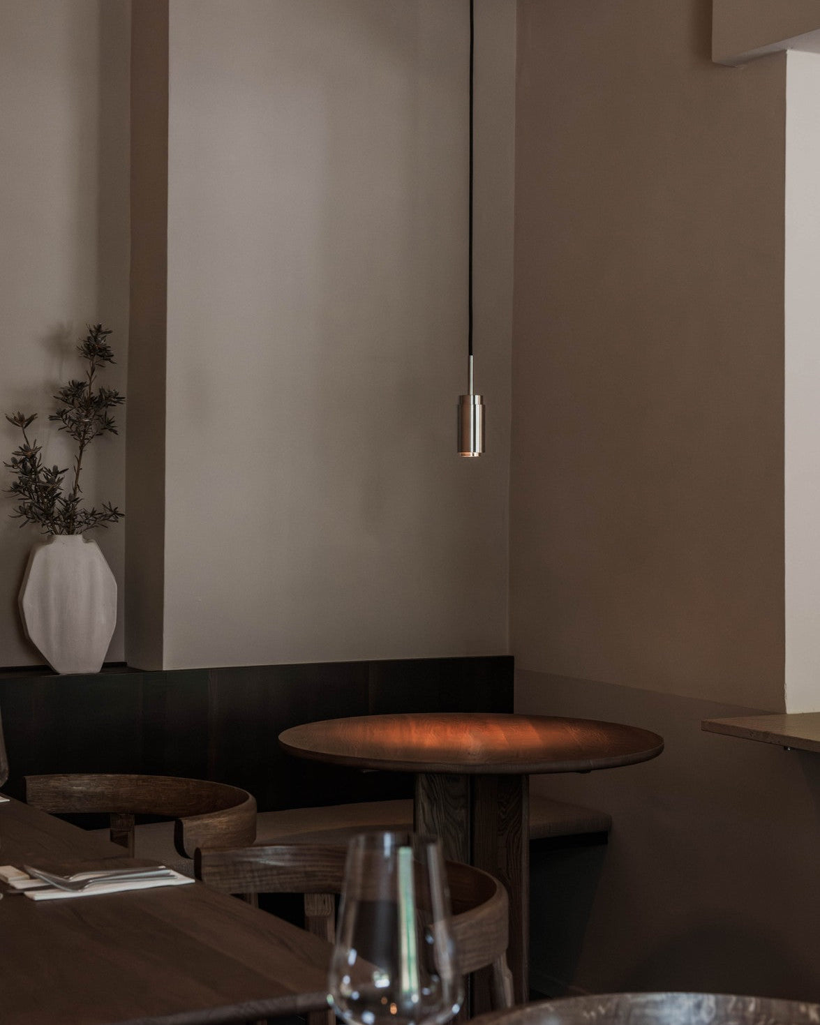 Form & Refine Lunar Chair เก้าอี้ไม้โอ๊คพนักพิงโค้งชิ้นเดียว โครง X-shape เบานั่งสบาย มีทั้งรุ่นไม้และรุ่นหุ้มผ้า Hallingdal ดีไซน์นอร์ดิกร่วมสมัย