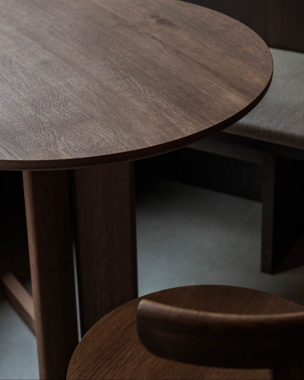 Form & Refine Lunar Chair เก้าอี้ไม้โอ๊คพนักพิงโค้งชิ้นเดียว โครง X-shape เบานั่งสบาย มีทั้งรุ่นไม้และรุ่นหุ้มผ้า Hallingdal ดีไซน์นอร์ดิกร่วมสมัย