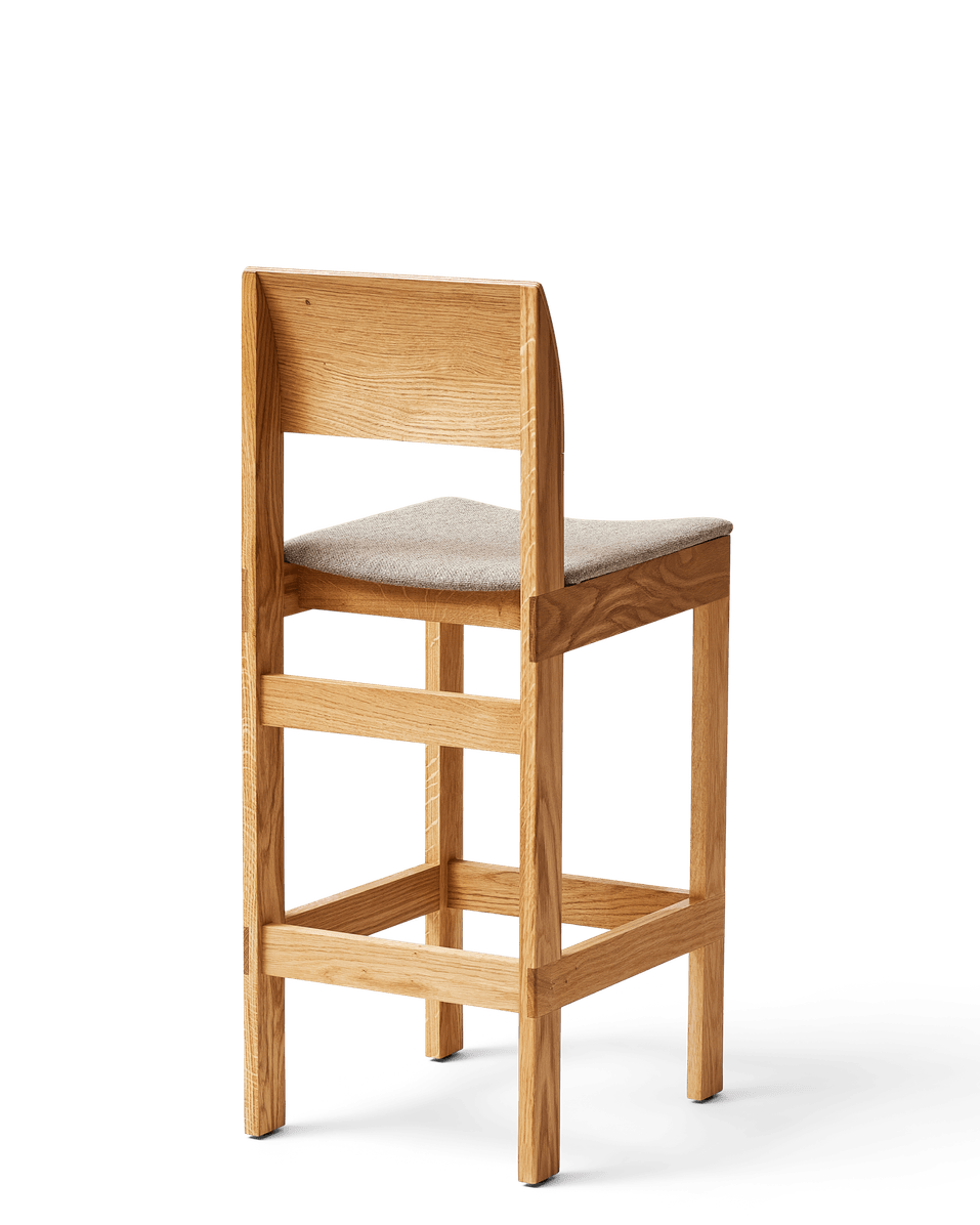 Form & Refine Sonder Bar Chair 65 เก้าอี้บาร์ไม้โอ๊คพนักพิงโค้ง ดีไซน์สแกนดิเนเวียน มีทั้งรุ่นที่นั่งไม้และรุ่นหุ้มผ้า Hallingdal