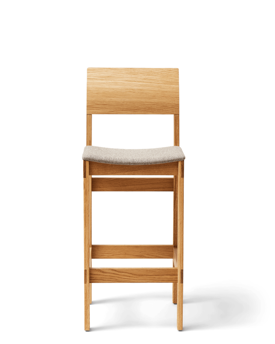 Form & Refine Sonder Bar Chair 65 เก้าอี้บาร์ไม้โอ๊คพนักพิงโค้ง ดีไซน์สแกนดิเนเวียน มีทั้งรุ่นที่นั่งไม้และรุ่นหุ้มผ้า Hallingdal