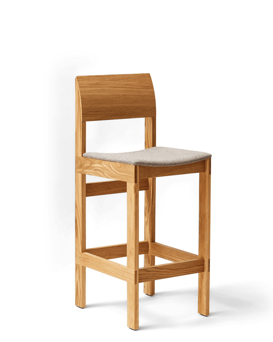 Form & Refine Sonder Bar Chair 65 เก้าอี้บาร์ไม้โอ๊คพนักพิงโค้ง ดีไซน์สแกนดิเนเวียน มีทั้งรุ่นที่นั่งไม้และรุ่นหุ้มผ้า Hallingdal