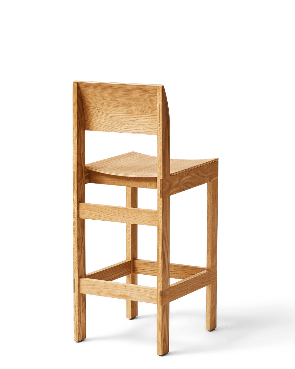 Form & Refine Sonder Bar Chair 65 เก้าอี้บาร์ไม้โอ๊คพนักพิงโค้ง ดีไซน์สแกนดิเนเวียน มีทั้งรุ่นที่นั่งไม้และรุ่นหุ้มผ้า Hallingdal