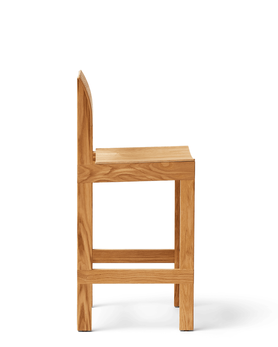 Form & Refine Sonder Bar Chair 65 เก้าอี้บาร์ไม้โอ๊คพนักพิงโค้ง ดีไซน์สแกนดิเนเวียน มีทั้งรุ่นที่นั่งไม้และรุ่นหุ้มผ้า Hallingdal