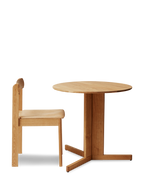 โต๊ะ Trefoil Round Table จาก Form & Refine โต๊ะกลมขาไม้โอ๊คสามขาอยู่ชิดกันตรงกลาง ดีไซน์โปร่ง เบา หนังสือ และมีให้เลือก 3 สี