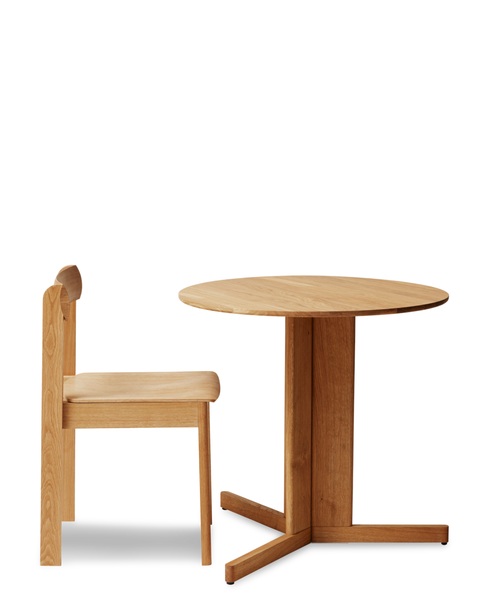 โต๊ะ Trefoil Round Table จาก Form & Refine โต๊ะกลมขาไม้โอ๊คสามขาอยู่ชิดกันตรงกลาง ดีไซน์โปร่ง เบา หนังสือ และมีให้เลือก 3 สี