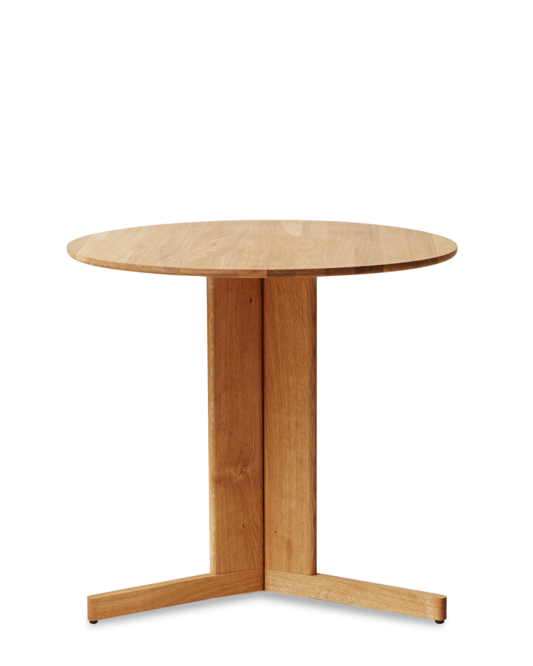 โต๊ะ Trefoil Round Table จาก Form & Refine โต๊ะกลมขาไม้โอ๊คสามขาอยู่ชิดกันตรงกลาง ดีไซน์โปร่ง เบา หนังสือ และมีให้เลือก 3 สี