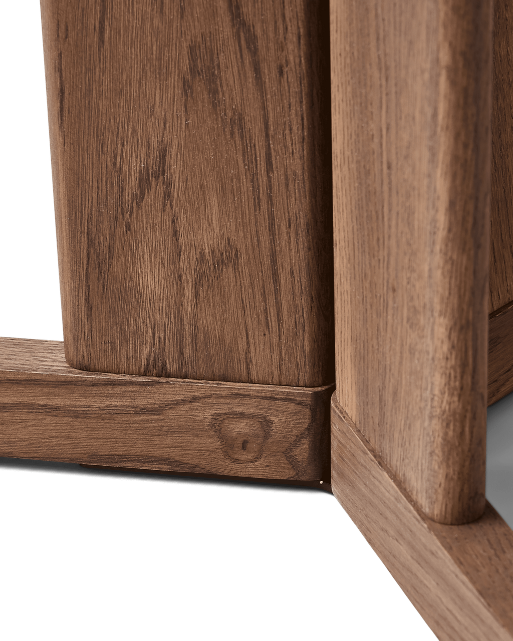 โต๊ะ Trefoil Round Table จาก Form & Refine โต๊ะกลมขาไม้โอ๊คสามขาอยู่ชิดกันตรงกลาง ดีไซน์โปร่ง เบา หนังสือ และมีให้เลือก 3 สี