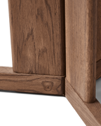 โต๊ะ Trefoil Round Table จาก Form & Refine โต๊ะกลมขาไม้โอ๊คสามขาอยู่ชิดกันตรงกลาง ดีไซน์โปร่ง เบา หนังสือ และมีให้เลือก 3 สี