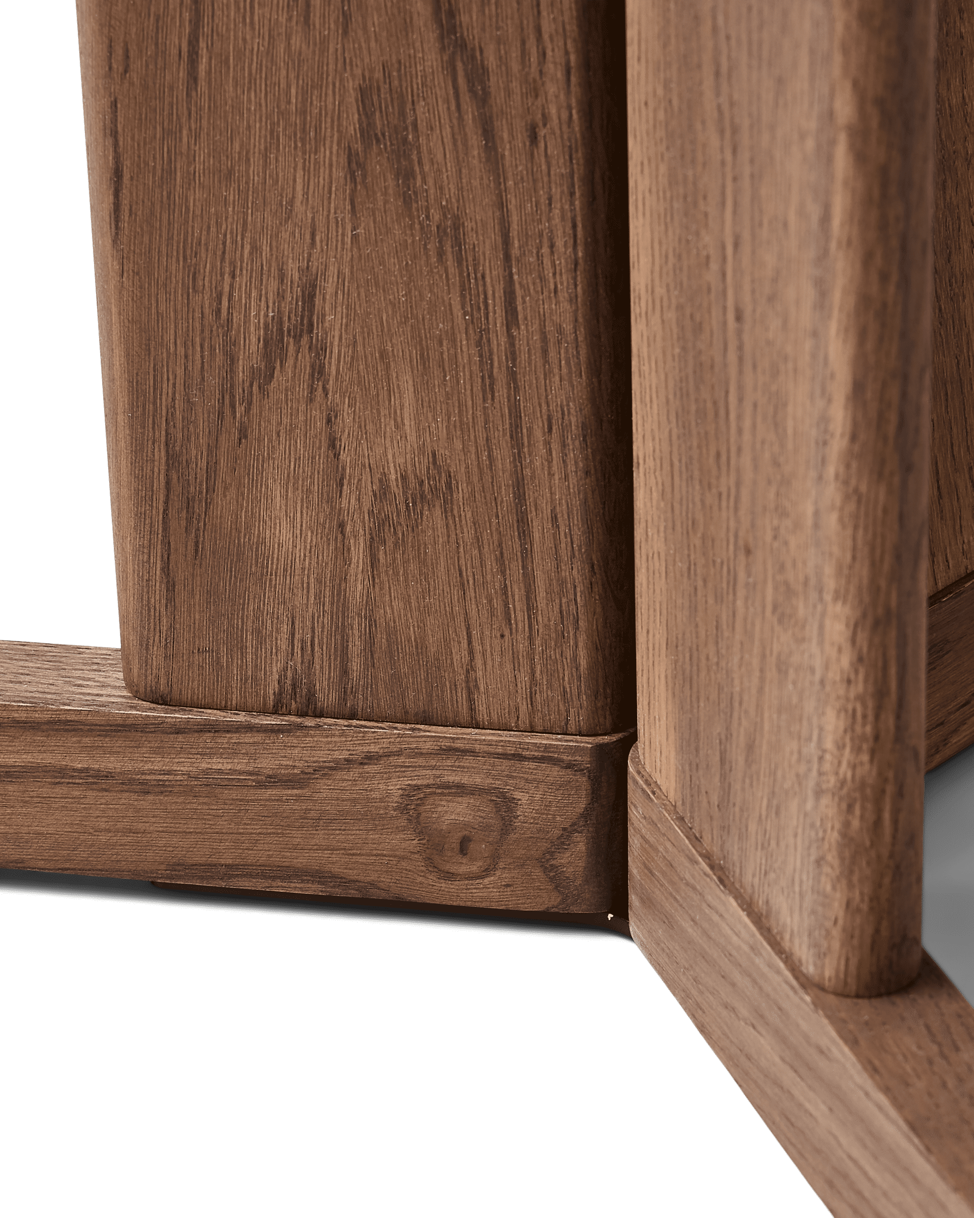 โต๊ะ Trefoil Round Table จาก Form & Refine โต๊ะกลมขาไม้โอ๊คสามขาอยู่ชิดกันตรงกลาง ดีไซน์โปร่ง เบา หนังสือ และมีให้เลือก 3 สี