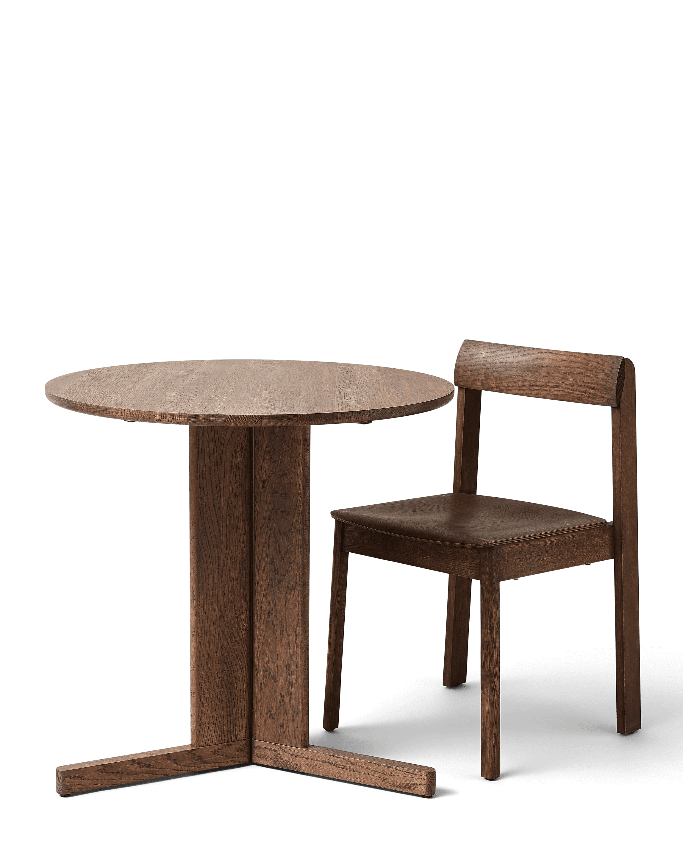 โต๊ะ Trefoil Round Table จาก Form & Refine โต๊ะกลมขาไม้โอ๊คสามขาอยู่ชิดกันตรงกลาง ดีไซน์โปร่ง เบา หนังสือ และมีให้เลือก 3 สี