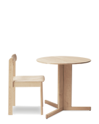 โต๊ะ Trefoil Round Table จาก Form & Refine โต๊ะกลมขาไม้โอ๊คสามขาอยู่ชิดกันตรงกลาง ดีไซน์โปร่ง เบา หนังสือ และมีให้เลือก 3 สี