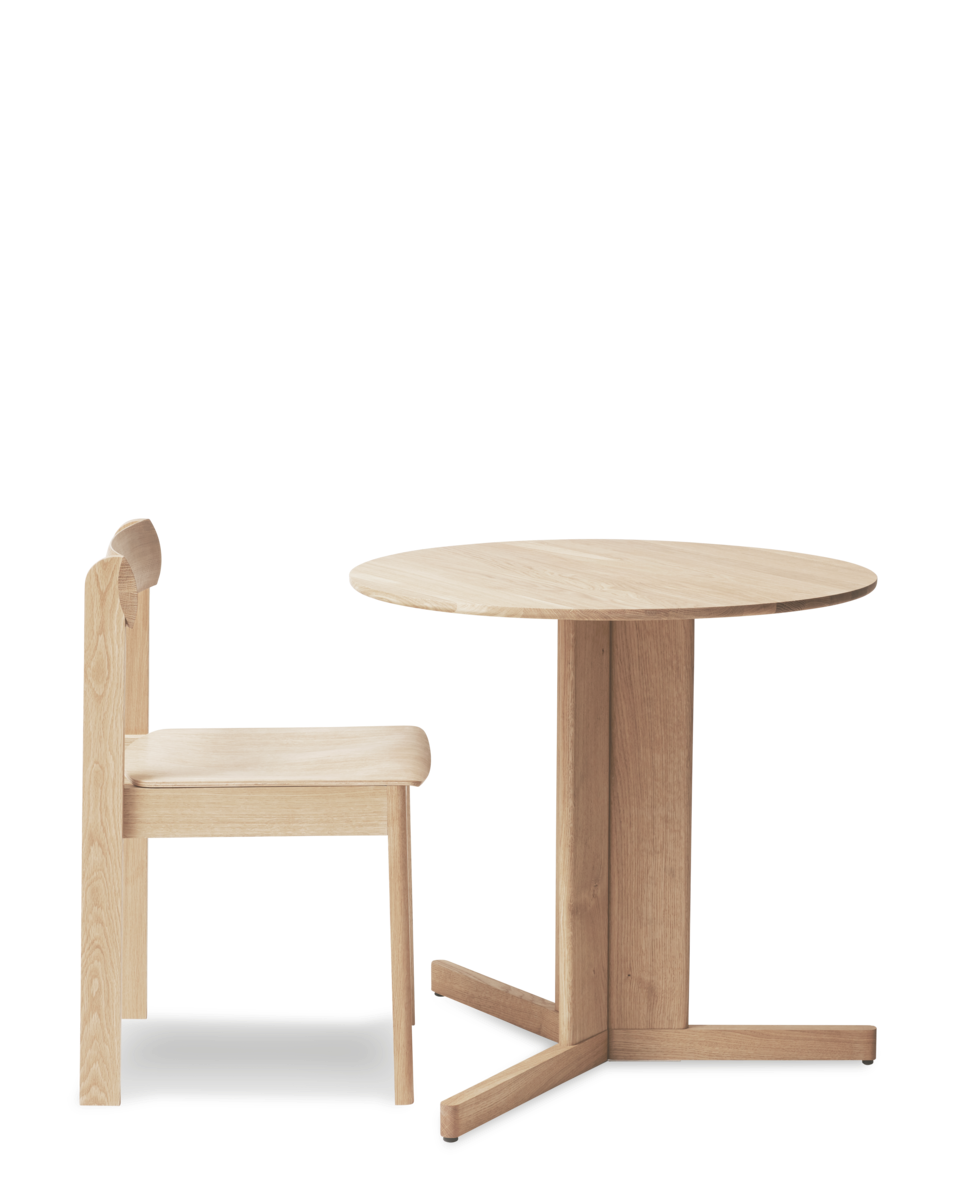 โต๊ะ Trefoil Round Table จาก Form & Refine โต๊ะกลมขาไม้โอ๊คสามขาอยู่ชิดกันตรงกลาง ดีไซน์โปร่ง เบา หนังสือ และมีให้เลือก 3 สี