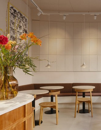 Form & Refine Lunar Chair เก้าอี้ไม้โอ๊คพนักพิงโค้งชิ้นเดียว โครง X-shape เบานั่งสบาย มีทั้งรุ่นไม้และรุ่นหุ้มผ้า Hallingdal ดีไซน์นอร์ดิกร่วมสมัย