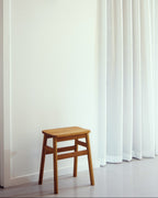 Form & Refine Angle Stool 45 สตูล์ไม้ทรงมินิมอล ที่โดดเด่นด้วยเบาะไม้หักมุม 5 องศาเพื่อความสบาย มีให้เลือก 3 รุ่น: ไม้โอ๊คเคลือบน้ำมัน ไม้บีชผิวด้าน และไม้บีชย้อมดำเคลือบเงา