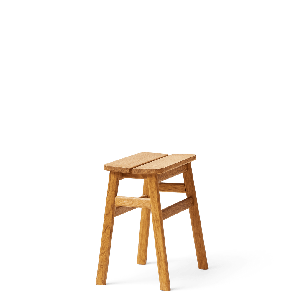 Angle Stool 45 สตูลไม้ดีไซน์มินิมอลที่นั่งเอียงเล็กน้อยเพื่อความสบาย ออกแบบโดย Jonas Herman