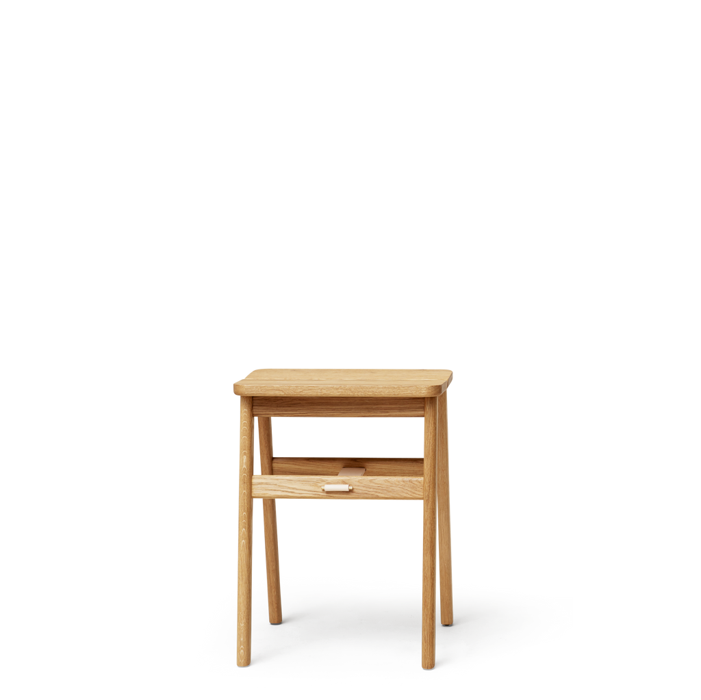 Angle Foldable Stool สตูลพับได้ไม้โอ๊คดีไซน์มินิมอล สามารถแขวนผนังได้ ออกแบบโดย Jonas Herman
