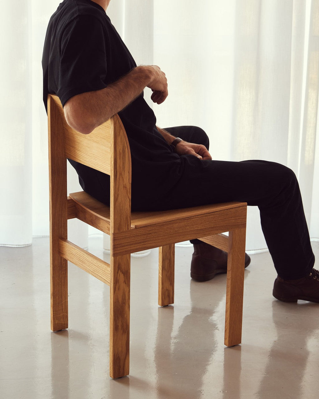 เก้าอี้ Sonder Chair จาก Form & Refine เก้าอี้ไม้โอ๊คดีไซน์นอร์ดิก พนักพิงโค้งยาว นั่งสบาย มีทั้งรุ่นเบาะไม้และรุ่นหุ้มผ้า Hallingdal