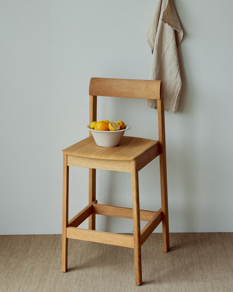 Blueprint Bar Chair 65 เก้าอี้บาร์ไม้โอ๊ค ดีไซน์เดนมาร์ก ที่นั่งไม้ขึ้นรูป มีตัวเลือกเบาะผ้า Kvadrat Hallingdal สำหรับเคาน์เตอร์และพื้นที่ภายใน