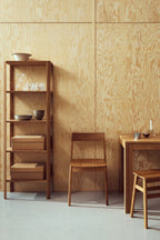 Leaf Shelf 0.5×5 ชั้นวางไม้โอ๊คดีไซน์มินิมอลเสาทรงใบไม้ ออกแบบโดย Jonas Lutz