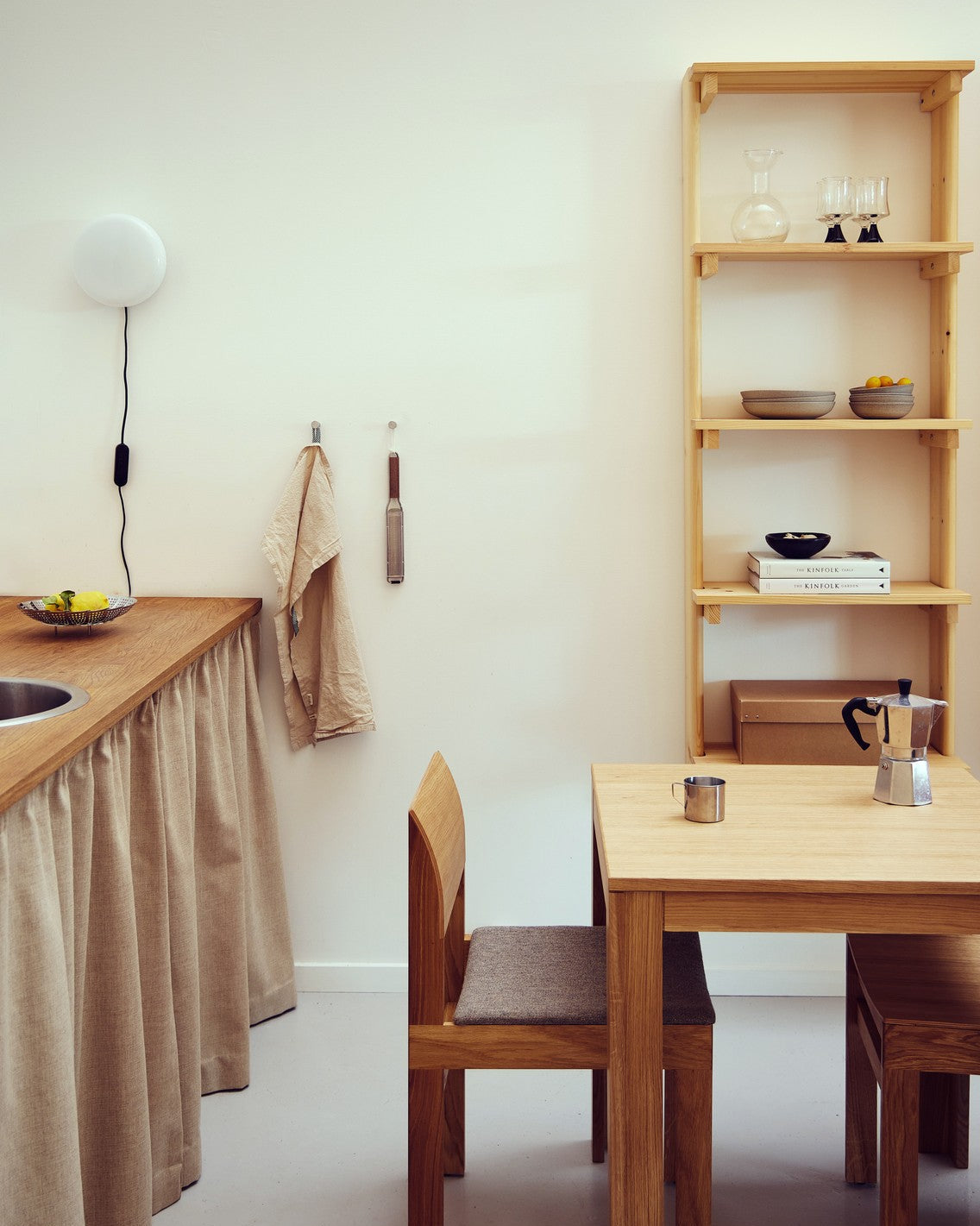 เก้าอี้ Sonder Chair จาก Form & Refine เก้าอี้ไม้โอ๊คดีไซน์นอร์ดิก พนักพิงโค้งยาว นั่งสบาย มีทั้งรุ่นเบาะไม้และรุ่นหุ้มผ้า Hallingdal