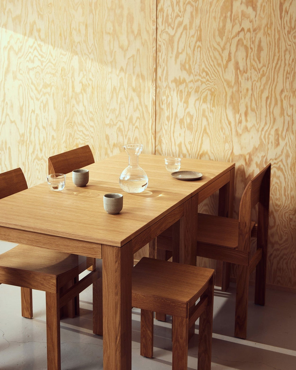 เก้าอี้ Sonder Chair จาก Form & Refine เก้าอี้ไม้โอ๊คดีไซน์นอร์ดิก พนักพิงโค้งยาว นั่งสบาย มีทั้งรุ่นเบาะไม้และรุ่นหุ้มผ้า Hallingdal