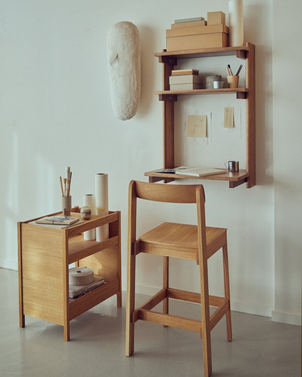 Blueprint Bar Chair 65 เก้าอี้บาร์ไม้โอ๊ค ดีไซน์เดนมาร์ก ที่นั่งไม้ขึ้นรูป มีตัวเลือกเบาะผ้า Kvadrat Hallingdal สำหรับเคาน์เตอร์และพื้นที่ภายใน