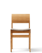 เก้าอี้ Sonder Chair จาก Form & Refine เก้าอี้ไม้โอ๊คดีไซน์นอร์ดิก พนักพิงโค้งยาว นั่งสบาย มีทั้งรุ่นเบาะไม้และรุ่นหุ้มผ้า Hallingdal