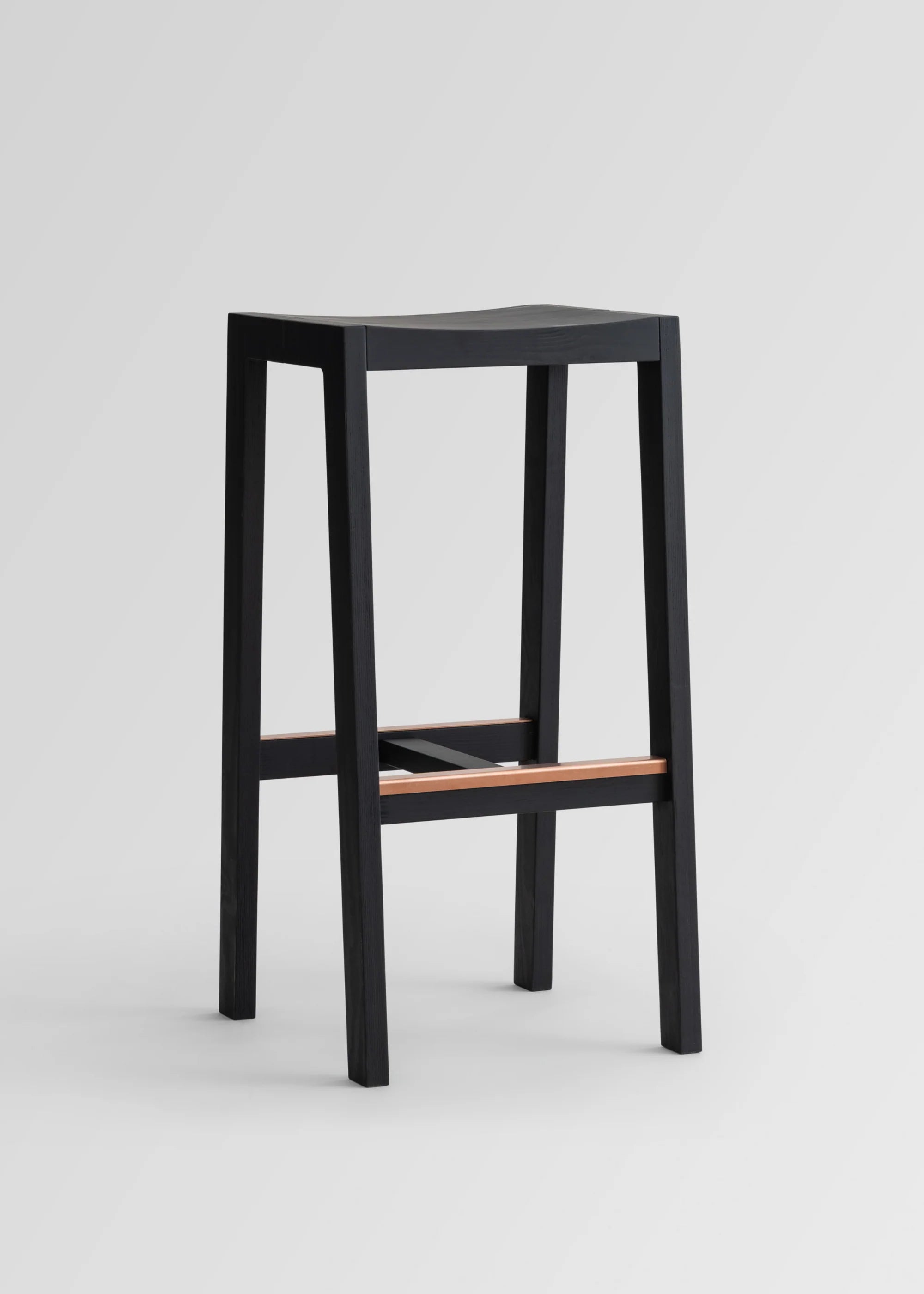 Vaarnii 016 Maasto Bar Stool Black สตูลไม้ pine สีดำ พร้อมที่วางเท้า copper