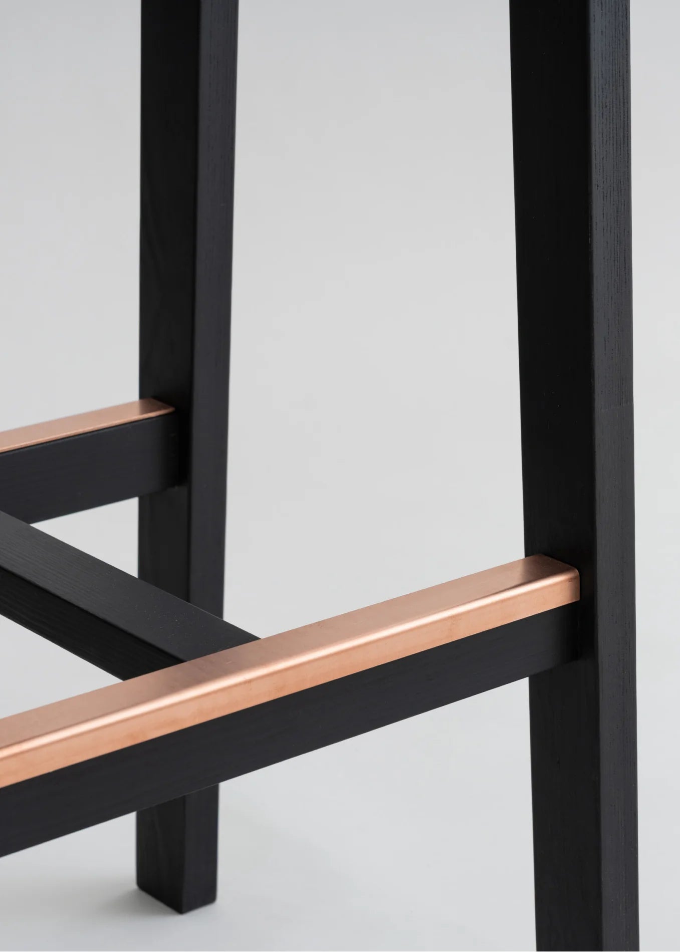 Vaarnii 016 Maasto Bar Stool Black สตูลไม้ pine สีดำ พร้อมที่วางเท้า copper