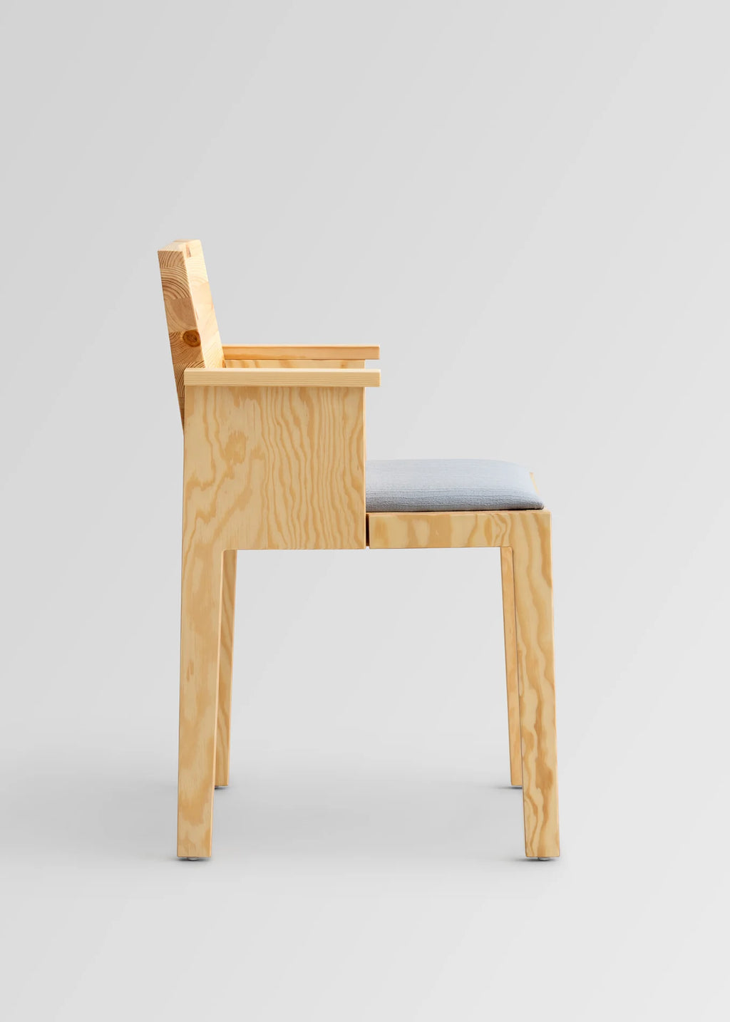 Vaarnii 016 Maasto Dining Armchair Upholstered เก้าอี้ไม้ pine มีที่วางแขนและเบาะ