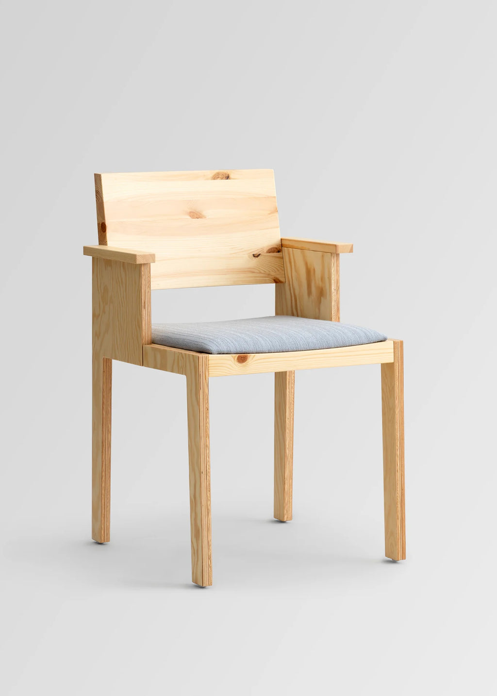 Vaarnii 016 Maasto Dining Armchair Upholstered เก้าอี้ไม้ pine มีที่วางแขนและเบาะ