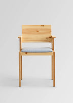 Vaarnii 016 Maasto Dining Armchair Upholstered เก้าอี้ไม้ pine มีที่วางแขนและเบาะ