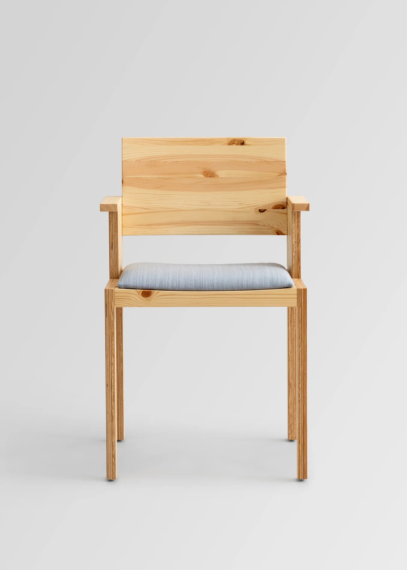 Vaarnii 016 Maasto Dining Armchair Upholstered เก้าอี้ไม้ pine มีที่วางแขนและเบาะ