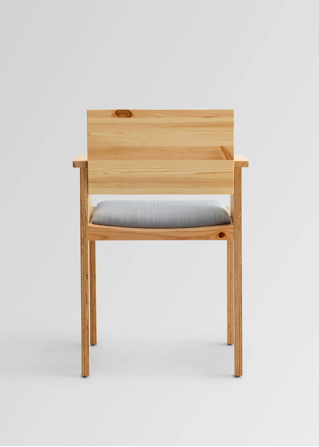 Vaarnii 016 Maasto Dining Armchair Upholstered เก้าอี้ไม้ pine มีที่วางแขนและเบาะ