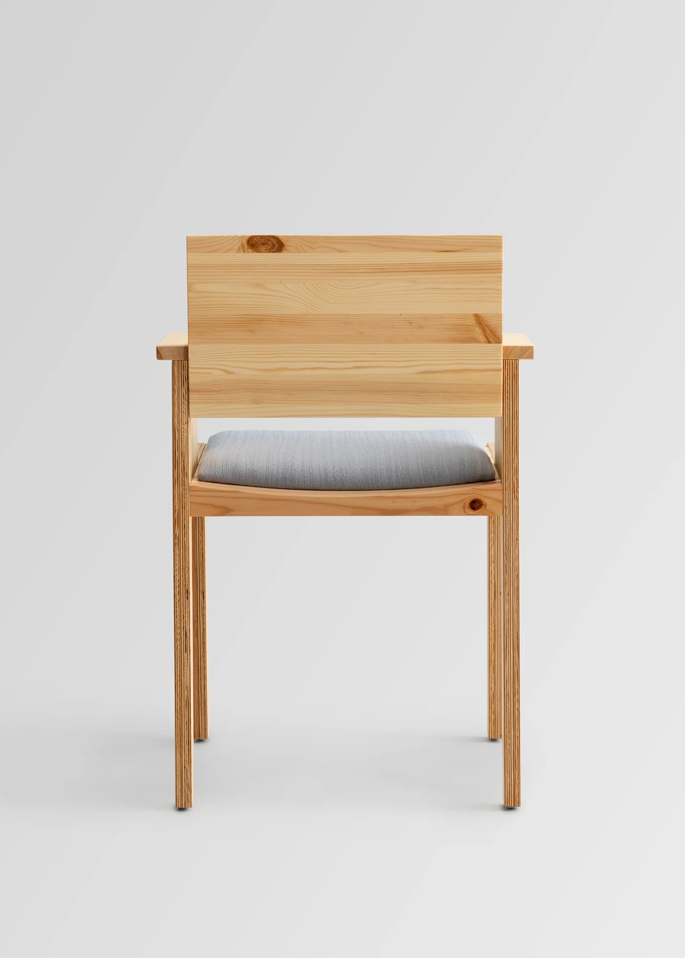 Vaarnii 016 Maasto Dining Armchair Upholstered เก้าอี้ไม้ pine มีที่วางแขนและเบาะ