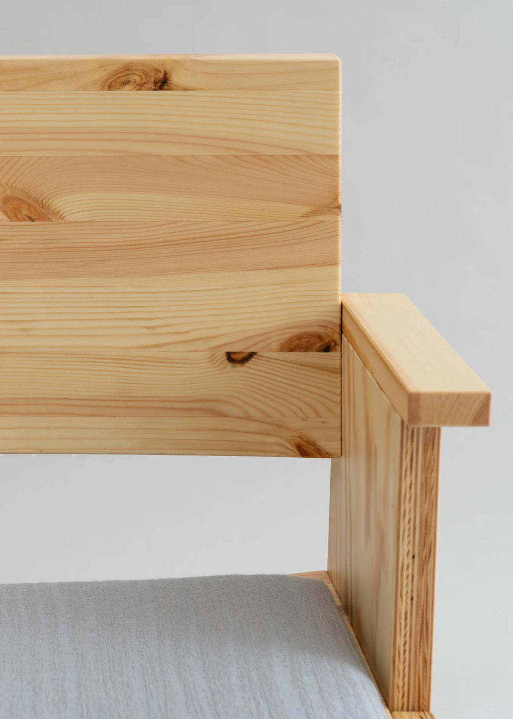 Vaarnii 016 Maasto Dining Armchair Upholstered เก้าอี้ไม้ pine มีที่วางแขนและเบาะ