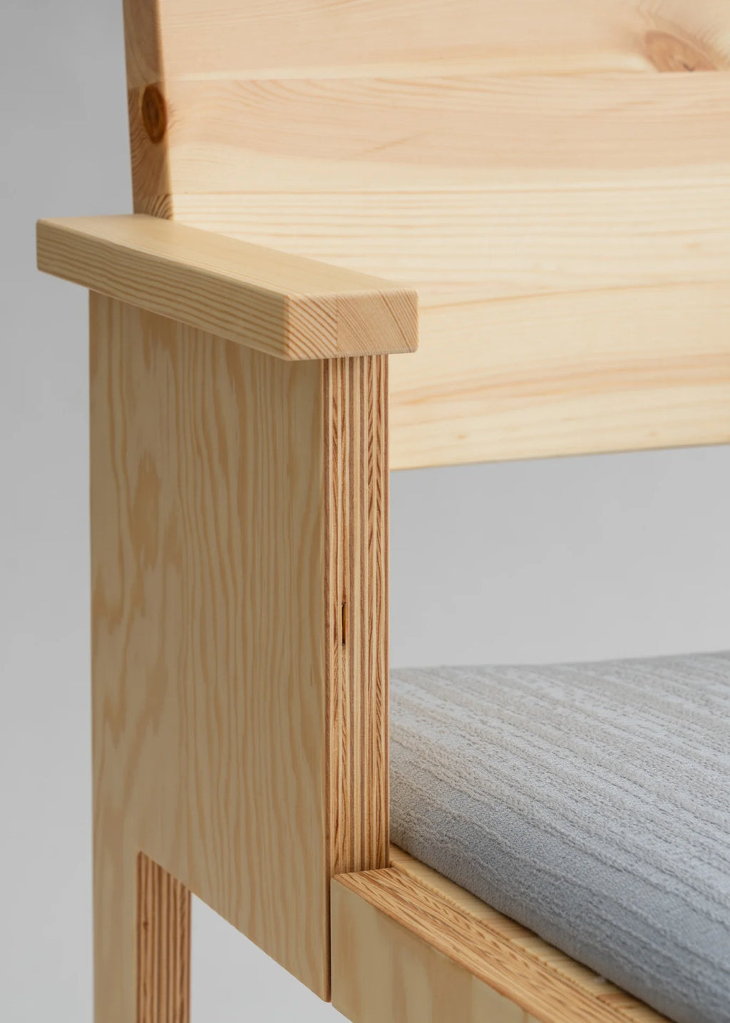 Vaarnii 016 Maasto Dining Armchair Upholstered เก้าอี้ไม้ pine มีที่วางแขนและเบาะ
