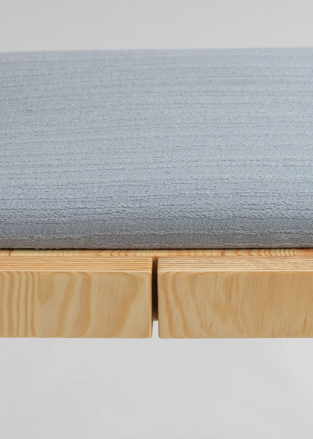 Vaarnii 016 Maasto Dining Chair Upholstered เก้าอี้ไม้ pine พร้อมเบาะรองนั่ง