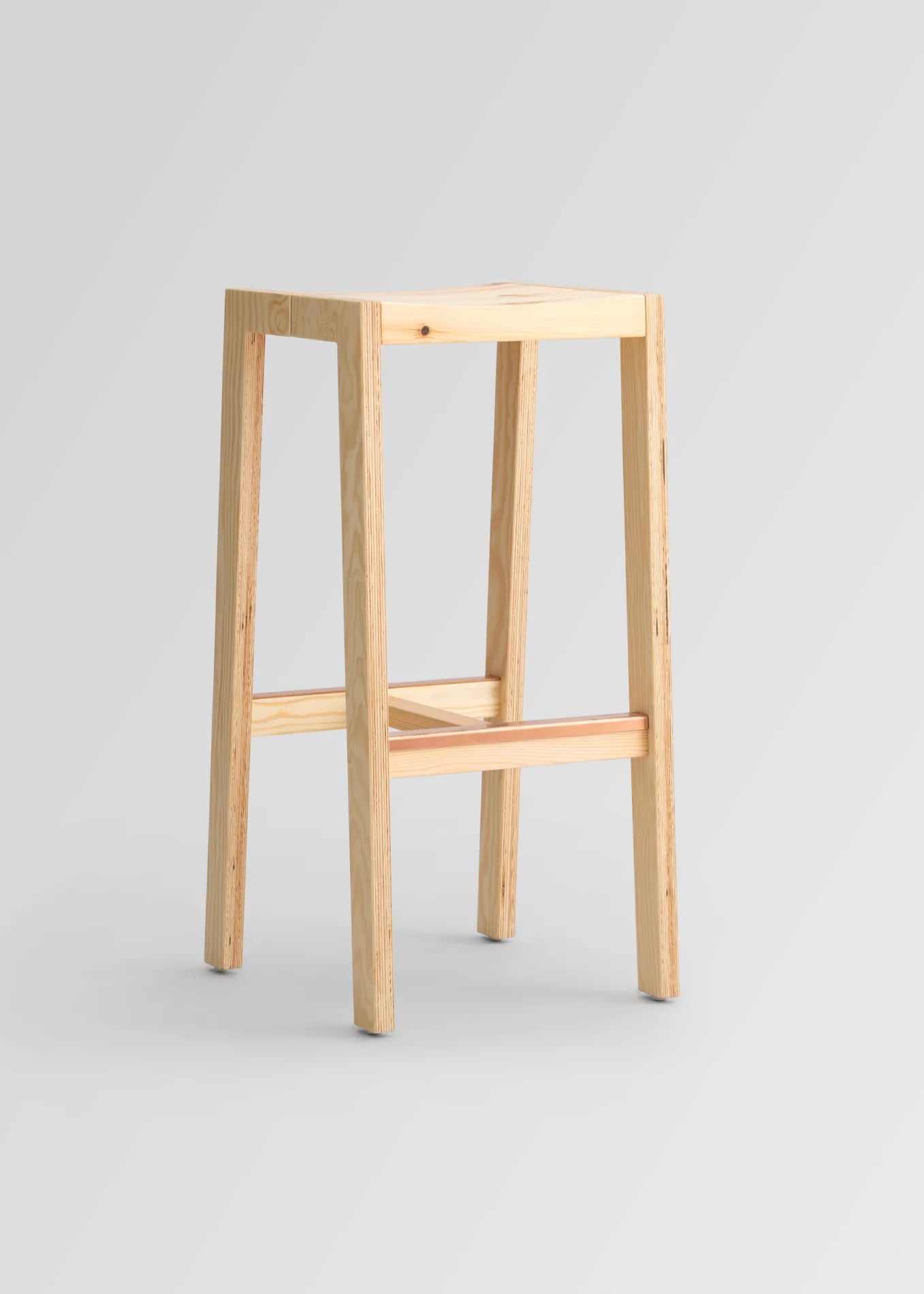 Vaarnii 016 Maasto Bar Stool สตูลไม้ pine โครงสร้างเรียบง่าย พร้อมที่วางเท้า copper