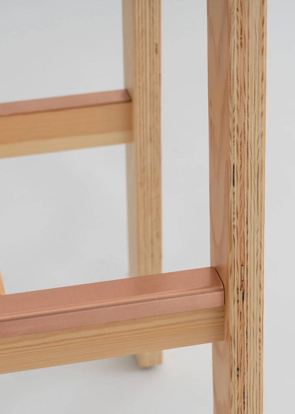 Vaarnii 016 Maasto Bar Stool สตูลไม้ pine โครงสร้างเรียบง่าย พร้อมที่วางเท้า copper