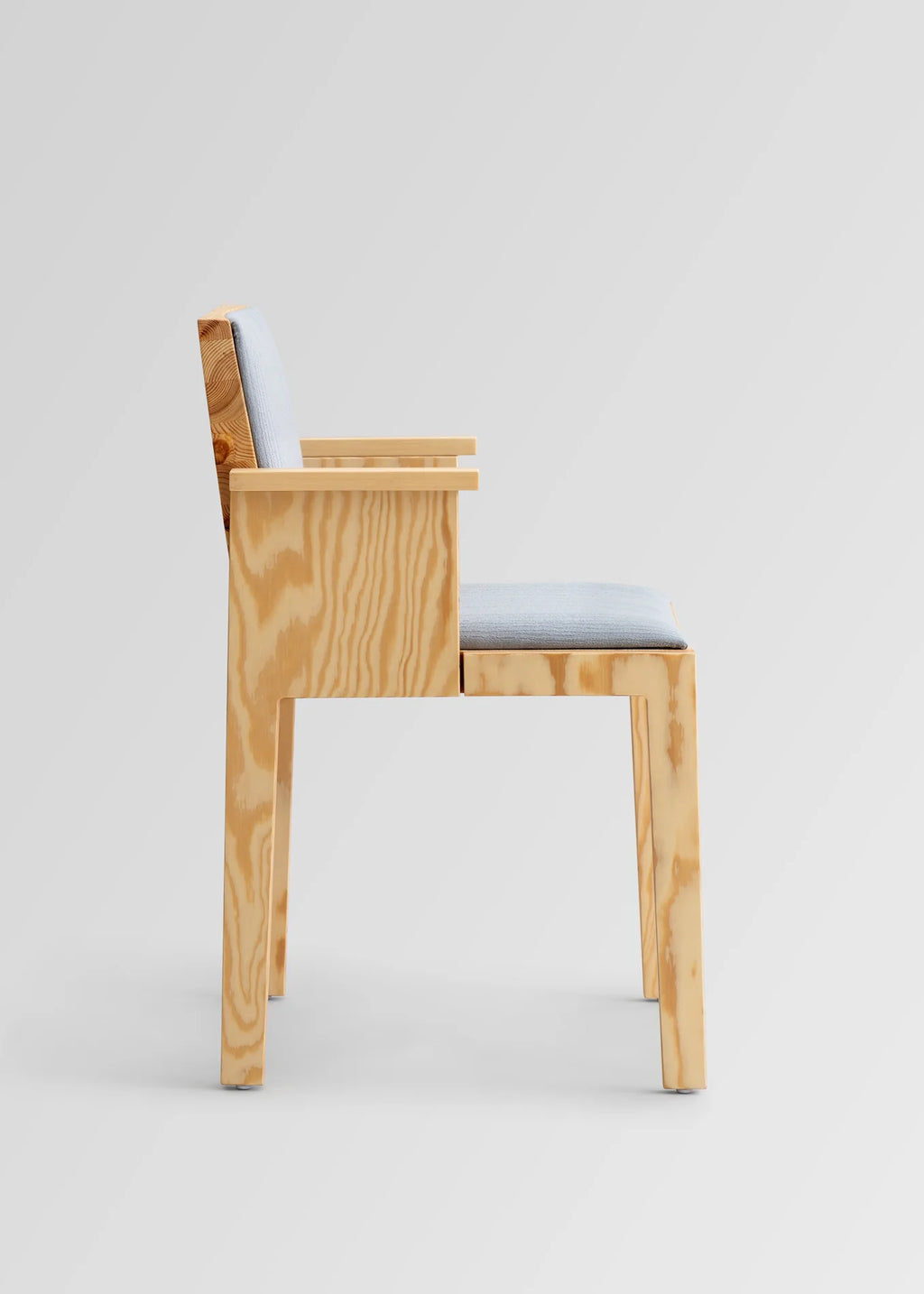 Vaarnii 016 Maasto Dining Armchair Upholstered เก้าอี้ไม้ pine มีที่วางแขนและเบาะ