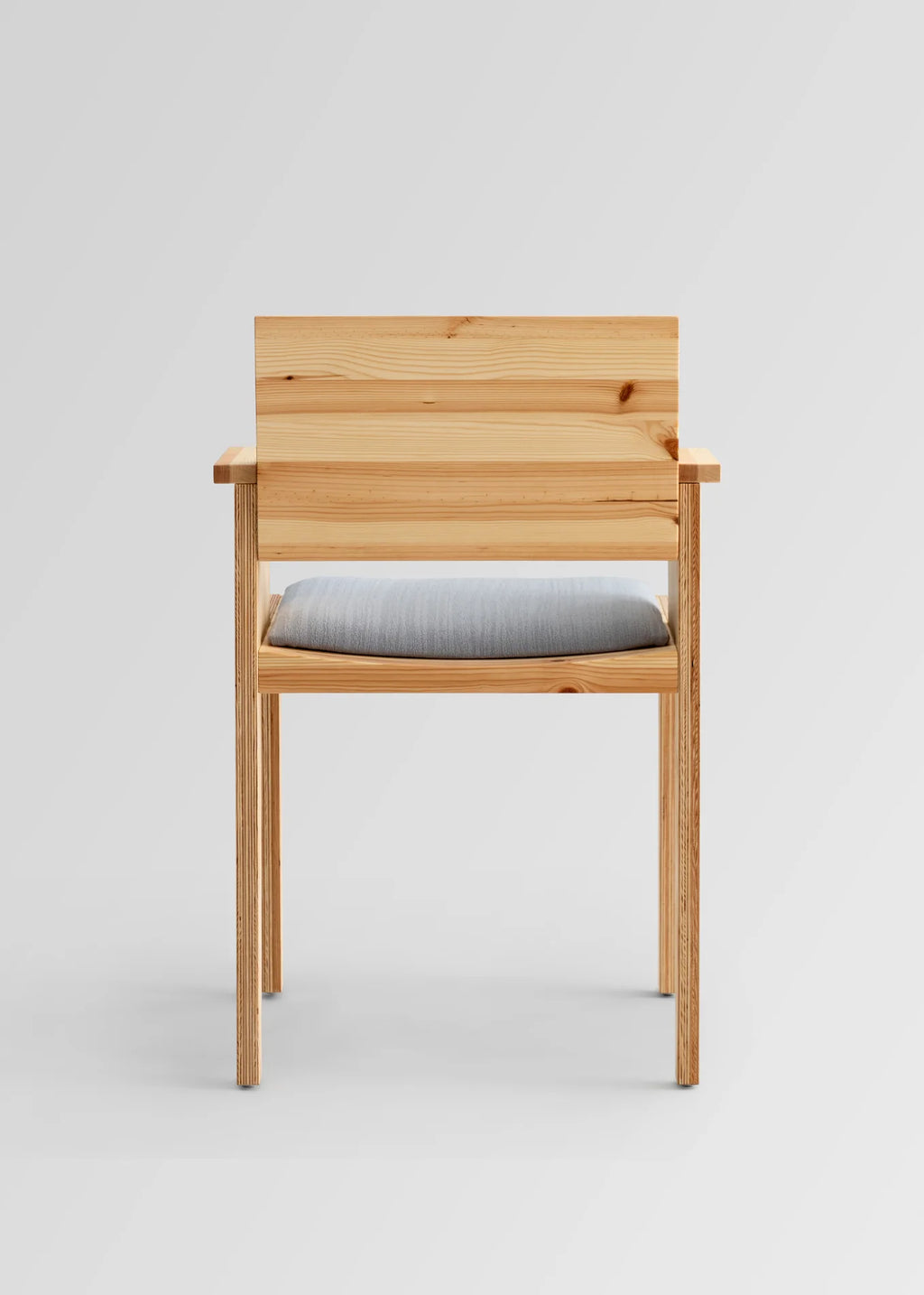 Vaarnii 016 Maasto Dining Armchair Upholstered เก้าอี้ไม้ pine มีที่วางแขนและเบาะ