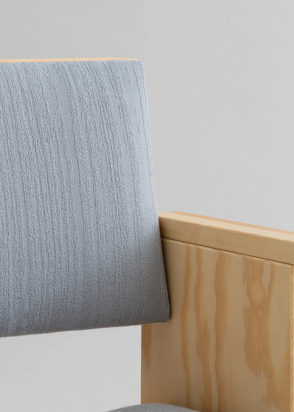 Vaarnii 016 Maasto Dining Armchair Upholstered เก้าอี้ไม้ pine มีที่วางแขนและเบาะ