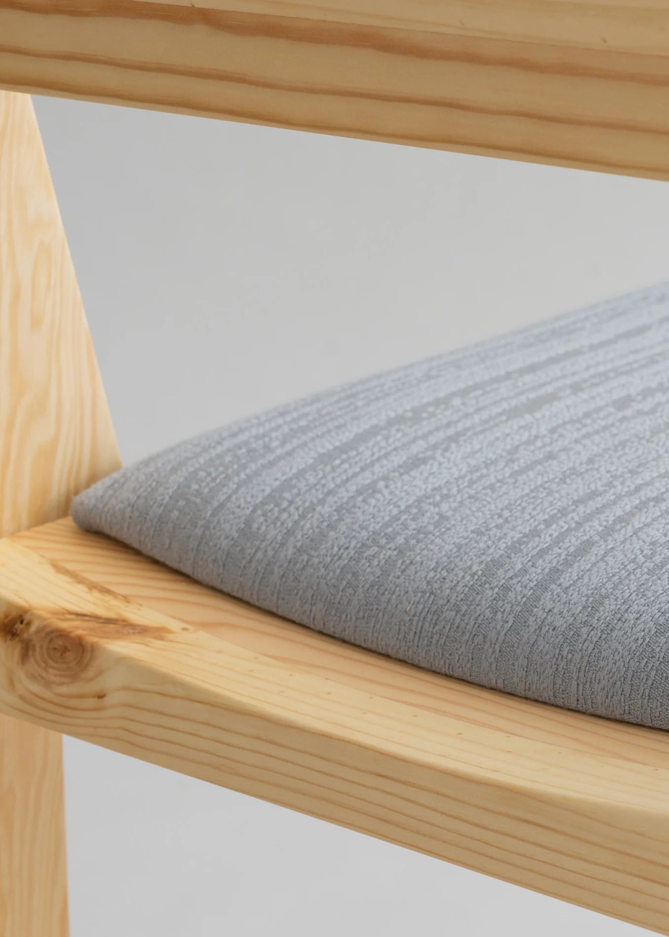 Vaarnii 016 Maasto Dining Chair Upholstered เก้าอี้ไม้ pine พร้อมเบาะรองนั่ง