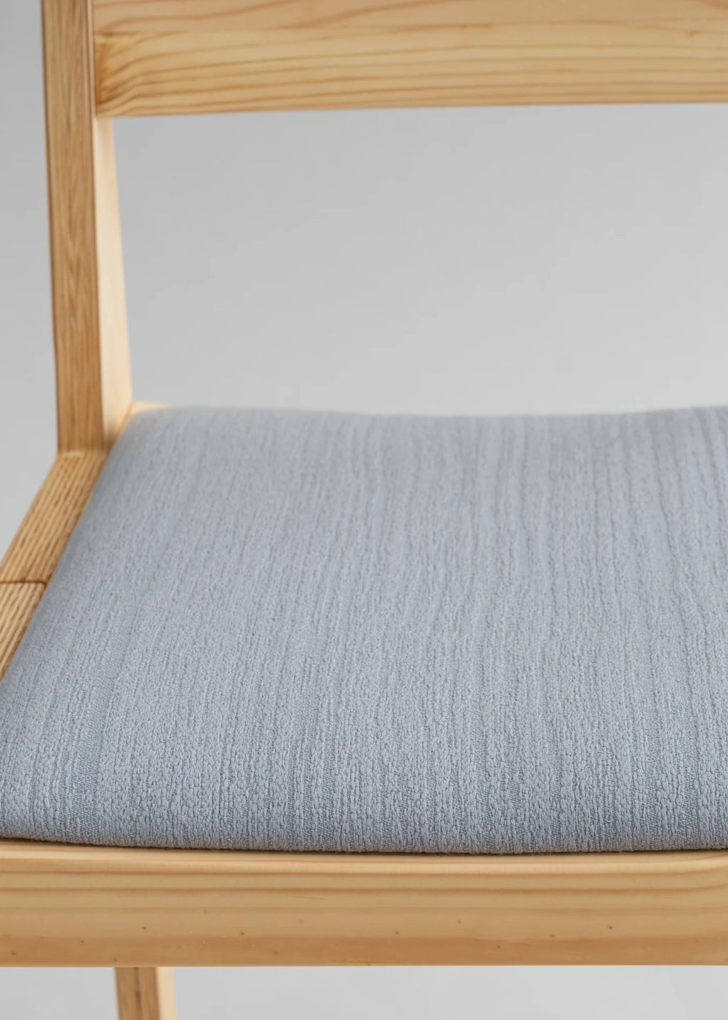 Vaarnii 016 Maasto Dining Chair Upholstered เก้าอี้ไม้ pine พร้อมเบาะรองนั่ง