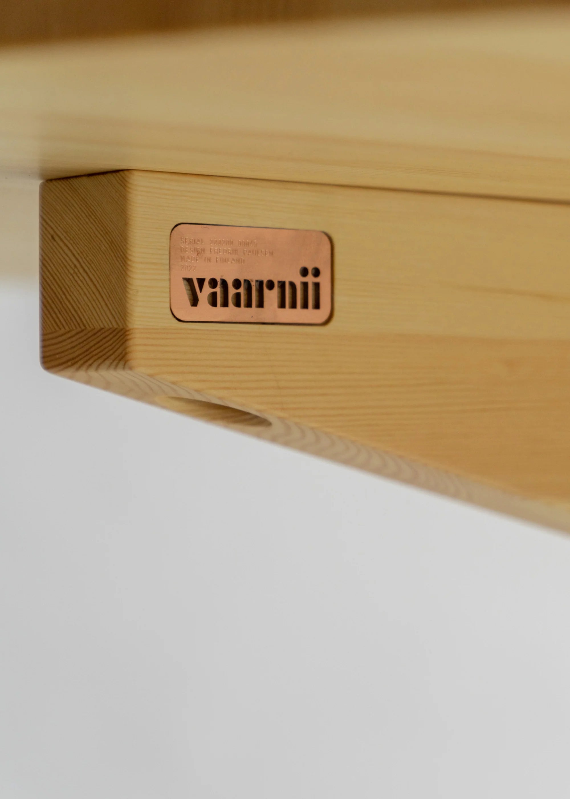 Vaarnii 001 Dining Table Round โต๊ะอาหารไม้ pine ทรงกลม แสดงลายไม้ธรรมชาติ