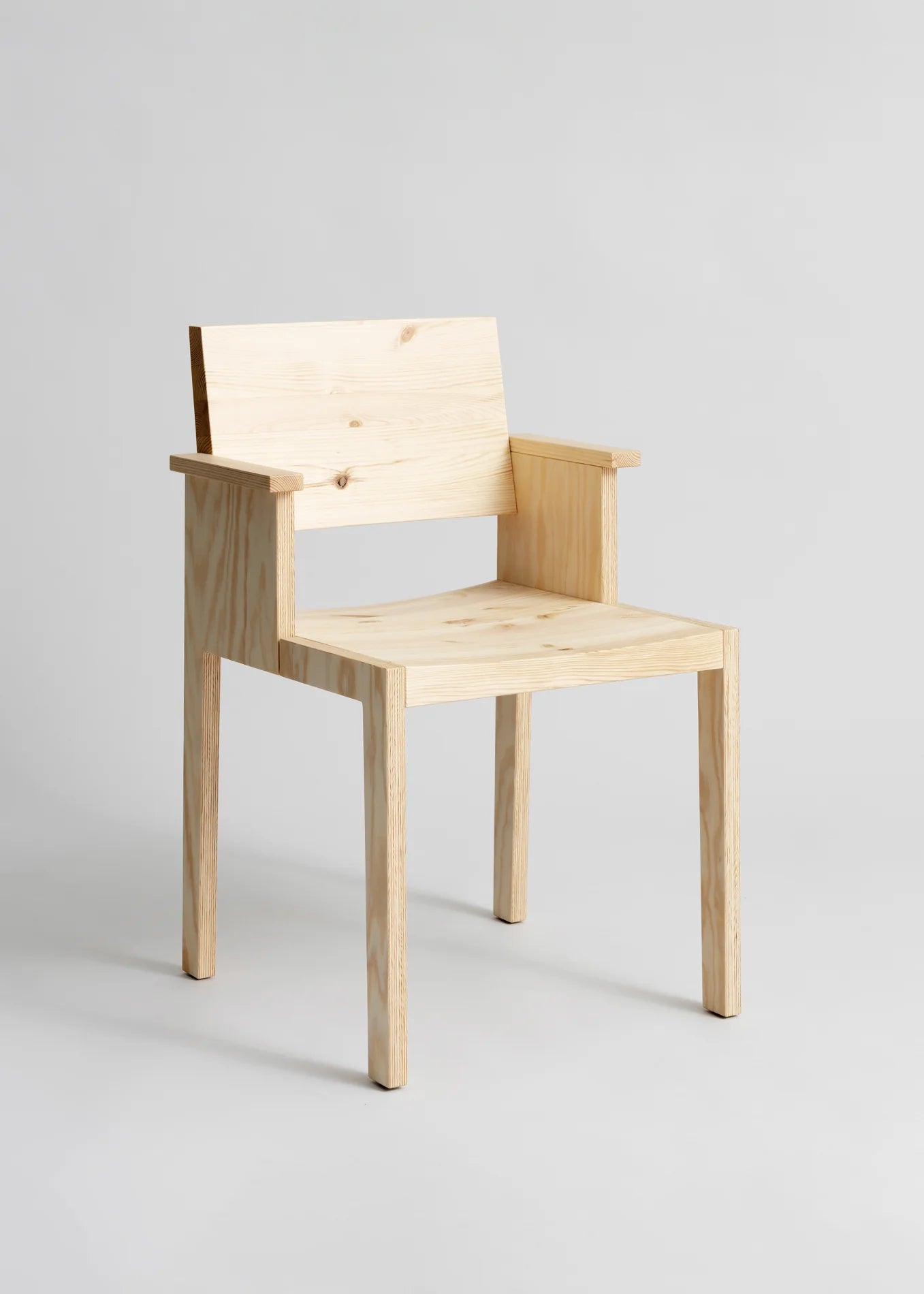 Vaarnii 016 Maasto Dining Armchair เก้าอี้ไม้ pine มีที่วางแขน โครงสร้างเรียบง่าย